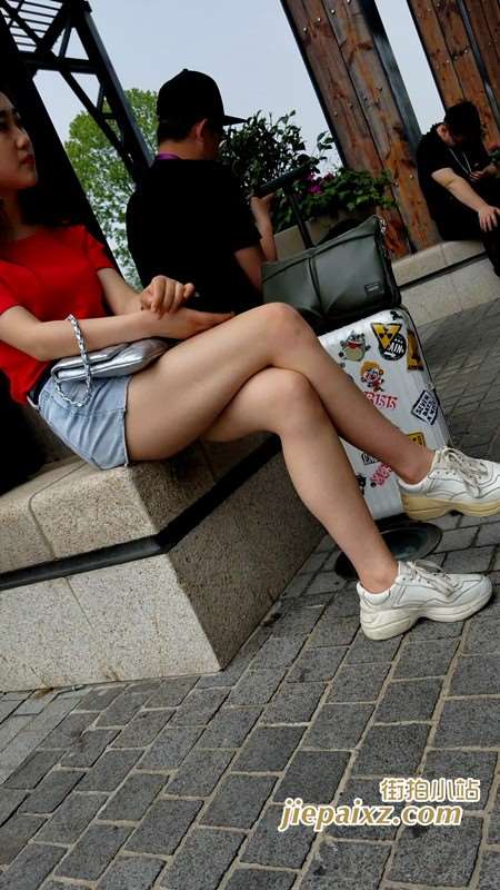 4K长相清纯甜美红T恤热裤初恋女神
