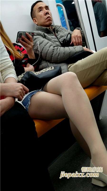 4K地铁上看手机的牛仔热裤街拍丝袜女孩