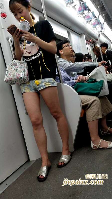 4K地铁上的话热裤黑T恤女孩