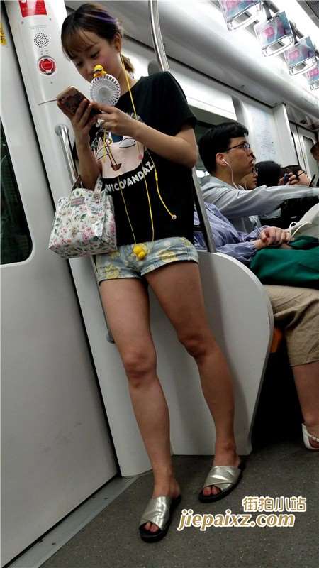 4K地铁上的话热裤黑T恤女孩