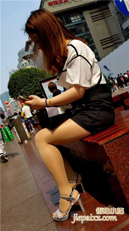 4K-银白色高跟鞋街拍肉丝大美女