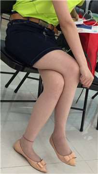 包臀牛仔裙肉丝丝袜美女拥有一双逆天的美腿