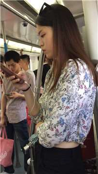 地铁上拍摄美腿美女，颜值逆天的高。