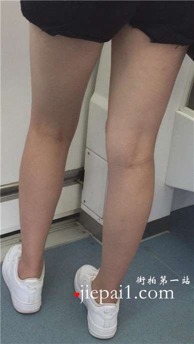 地铁上拍摄美腿美女，颜值逆天的高。