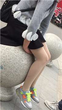 肉丝美腿运动鞋美女，你这样子坐着爽不爽。