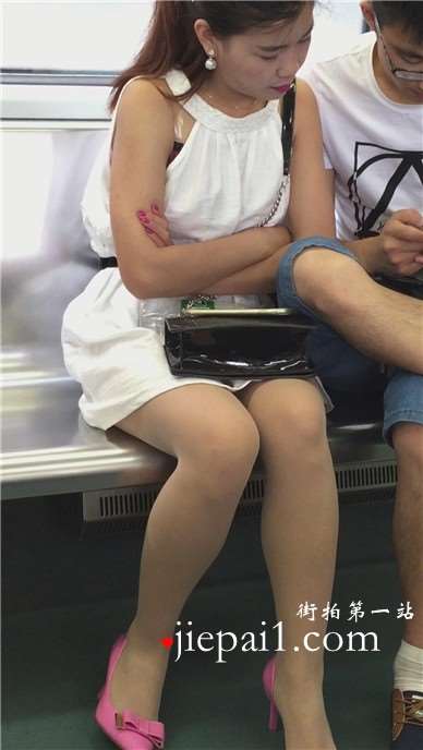 一双粉色高跟鞋的诱惑，白裙美女你太漂亮了。