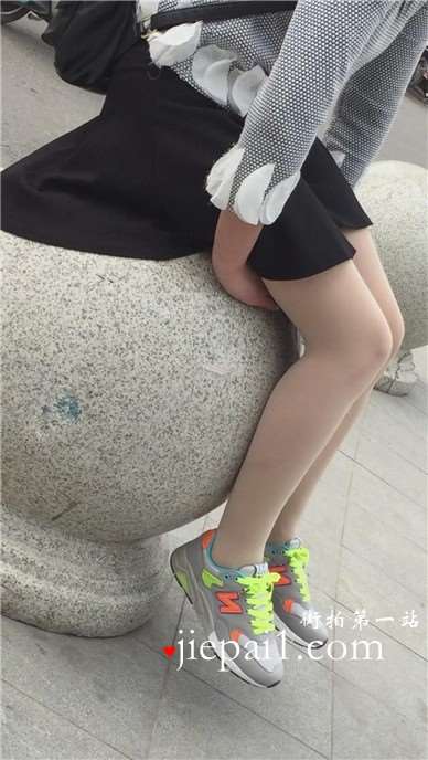 肉丝美腿运动鞋美女，你这样子坐着爽不爽。