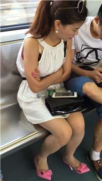 一双粉色高跟鞋的诱惑，白裙美女你太漂亮了。
