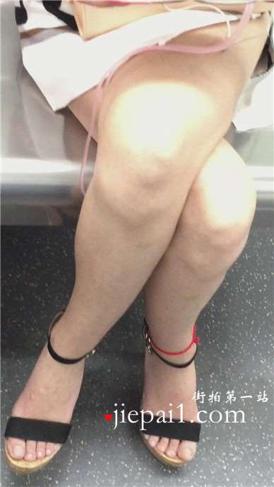 地铁上偶遇可爱小清新萌妹子