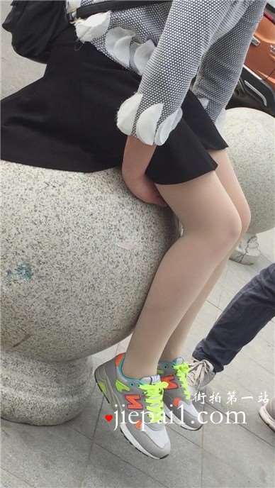 肉丝美腿运动鞋美女，你这样子坐着爽不爽。
