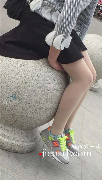 肉丝美腿运动鞋美女，你这样子坐着爽不爽。