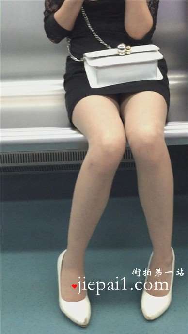 地铁车厢内的黑色包臀裙美腿美女