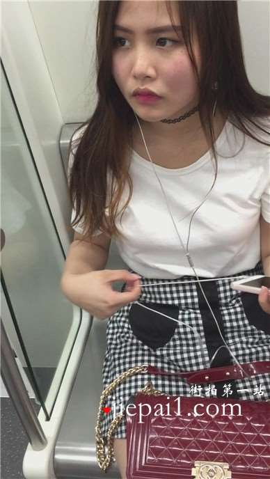 地铁上遇见一美腿文静小清新美眉