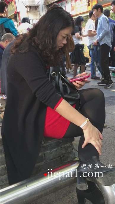 逛街累了歇歇脚的黑丝熟女，超级有韵味