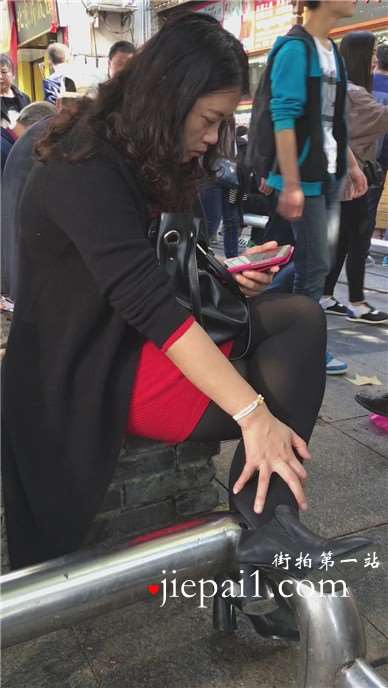逛街累了歇歇脚的黑丝熟女，超级有韵味