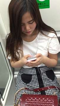 地铁上遇见一美腿文静小清新美眉