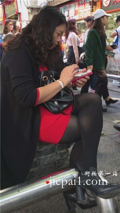 逛街累了歇歇脚的黑丝熟女，超级有韵味