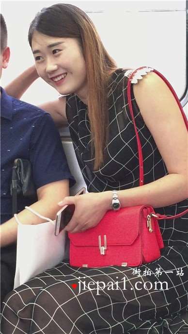 地铁上偶遇笑容甜美的长腿女神