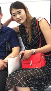 地铁上偶遇笑容甜美的长腿女神
