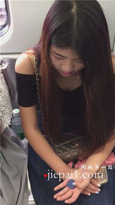 地铁上拍摄文静甜美颜值高的女孩