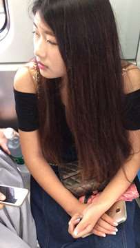 地铁上拍摄文静甜美颜值高的女孩