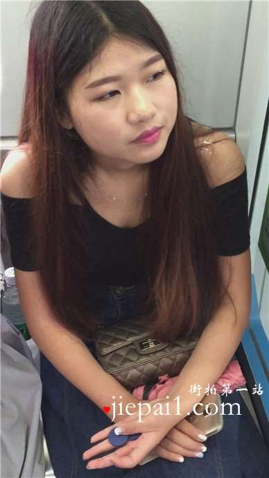 地铁上拍摄文静甜美颜值高的女孩