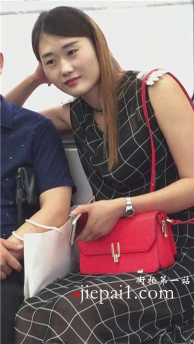 地铁上偶遇笑容甜美的长腿女神