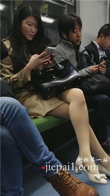 地铁上遇见一美腿高跟鞋肉色丝袜大长腿妹子