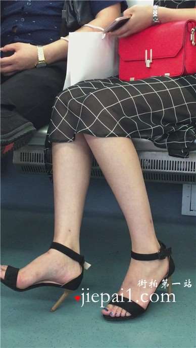 地铁上偶遇笑容甜美的长腿女神