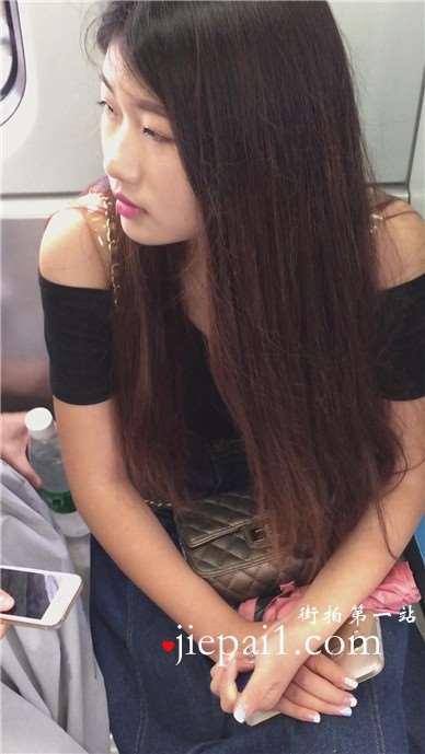 地铁上拍摄文静甜美颜值高的女孩