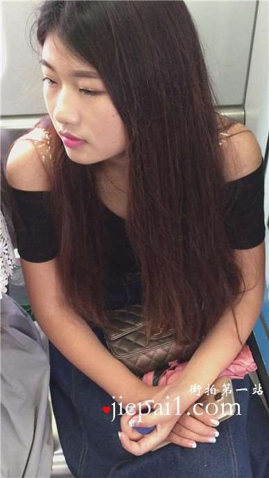 地铁上拍摄文静甜美颜值高的女孩