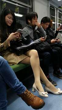 地铁上遇见一美腿高跟鞋肉色丝袜大长腿妹子