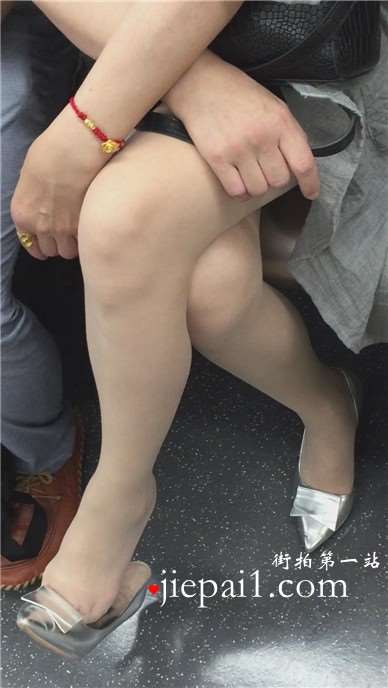 地铁上挑鞋的长腿美足女神姐姐