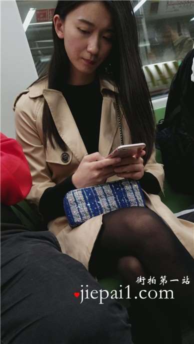 地铁上拍摄黑丝美腿性感女神姐姐