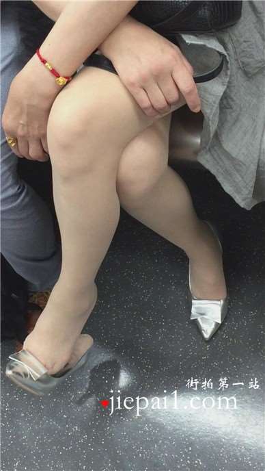 地铁上挑鞋的长腿美足女神姐姐