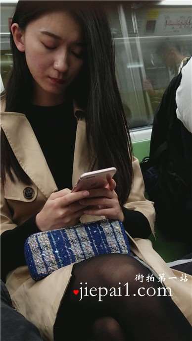 地铁上拍摄黑丝美腿性感女神姐姐