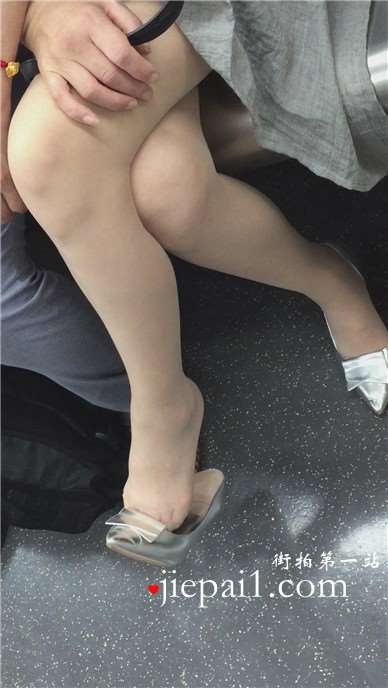 地铁上挑鞋的长腿美足女神姐姐