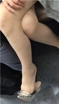 地铁上挑鞋的长腿美足女神姐姐