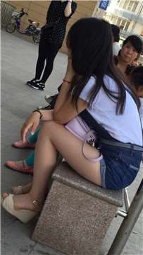 清纯牛仔热裤小妹石凳上坐着，清纯白腿。