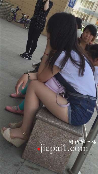 清纯牛仔热裤小妹石凳上坐着，清纯白腿。