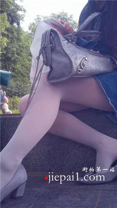 花坛边坐着的美腿小美女，肉丝哦。