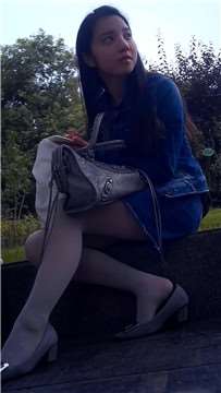 花坛边坐着的美腿小美女，肉丝哦。