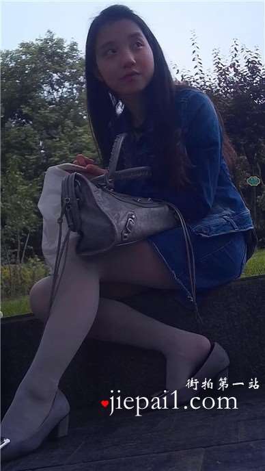 花坛边坐着的美腿小美女，肉丝哦。
