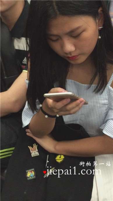 玩手机很入迷的美人，确实漂亮。