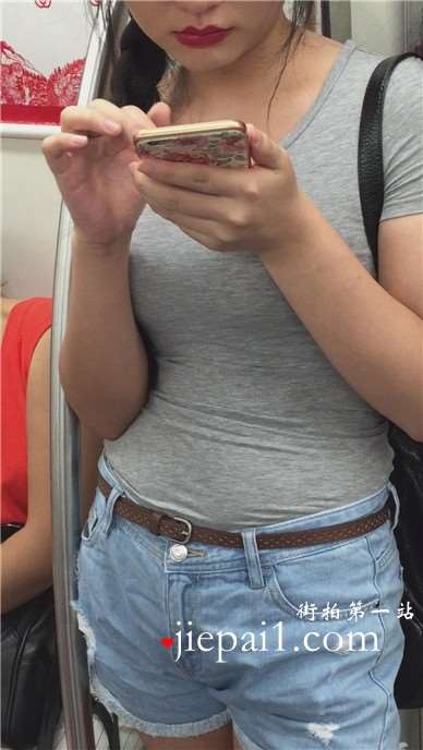 丰满紧身T恤热裤妹子，被那红唇迷住了。