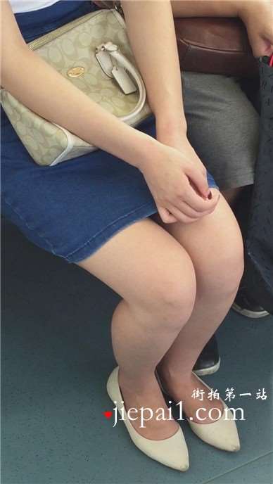 地铁上的牛仔裙妹子
