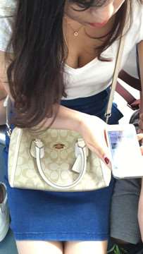 地铁上的牛仔裙妹子