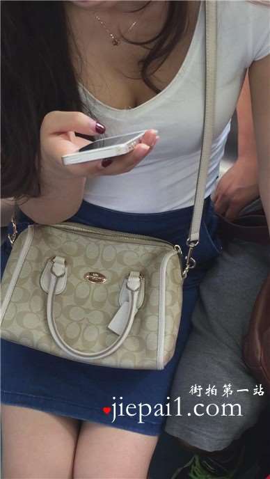 地铁上的牛仔裙妹子