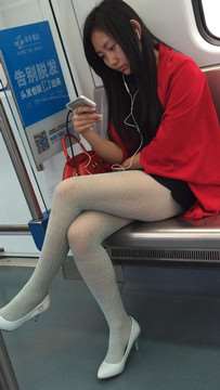 个性丝袜高跟红衣美女，有种天生丽质的美。