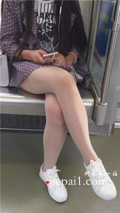 有点小无聊的妹子，你睡觉我摄你肉丝板鞋大长腿。